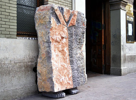 ...una grandiosa obra escultórica, titulada Goliat, tallada en piedra, de tres toneladas de peso, preside la entrada a la sala de exposiciones.
Es obra del grupo aragonés Insex.\\n\\n30/05/2013 13:09