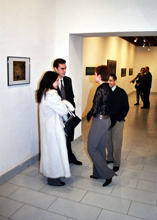 ...aparecen sonrientes y solícitos, a la derecha de la imagen, con las personas asistentes a la exposición. El grupo Insex está formado por los escultores Esperanza Velázquez y Arturo Gómez.\\n\\n30/05/2013 13:09