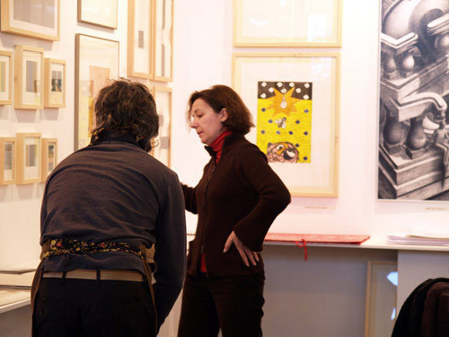 Miguel Macho y Paqui Ordóñez organizaban las carpetas de cada artista, para ser mostradas a los clientes a partir de la inauguración.\\n\\n30/05/2013 08:44