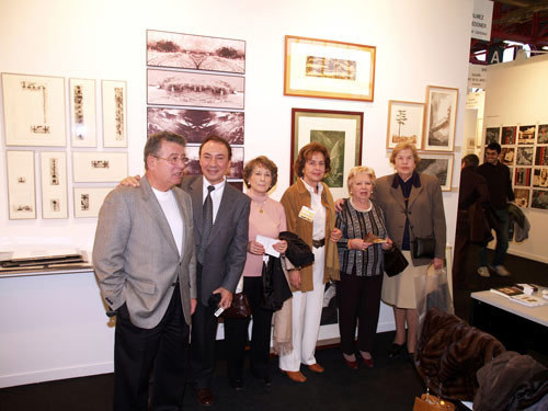 La artista Marina Isabel Pérez González, tercera por la derecha, posa delante de su obra rodeada de clientes y amigos.\\n\\n30/05/2013 08:44